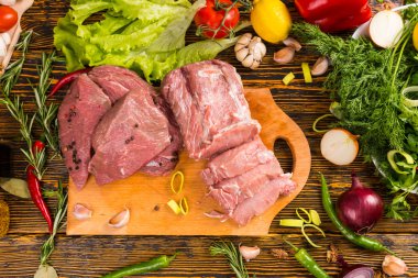 Kesme tahtasıüzerinde çiğ et dilimlenmiş parçalar