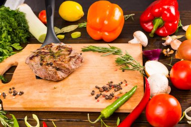 Taze Malzemeler le Kesme Üzerine Biftek
