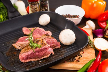 Rare Seasoned Beef Sizzling in Pan with Veggies