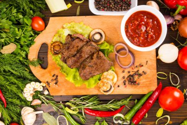 Salsa ve Baharatlar ile Sığır Eti Pişmiş Parçalar