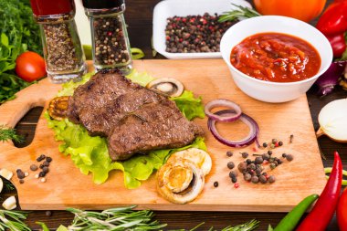 Salsa ve Baharatlar ile Sığır Eti Pişmiş Parçalar