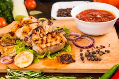 Salsa ve Çeşnili Izgara Domuz Eti