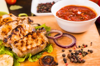 Salsa ve Çeşnili Izgara Domuz Eti