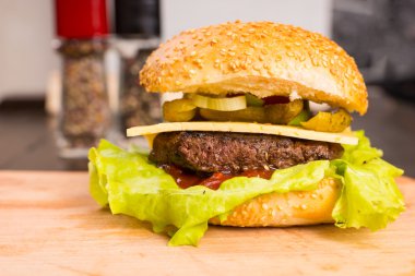 Peynir ve taze Topingler ile ızgara Hamburger