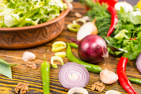 Cebollas en rodajas y pimienta con ensalada — Foto de Stock