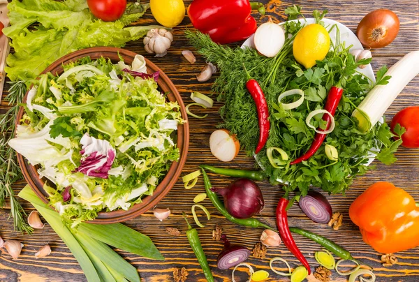 Vista superior de los ingredientes de la ensalada en la mesa — Foto de Stock