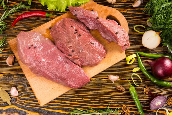 Vue du haut vers le bas de la viande sur la planche à découper — Photo