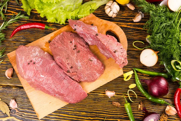 Top Down View van rauw vlees op tafel — Stockfoto