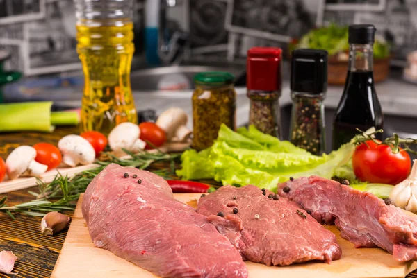 Drie stukjes rauw vlees op tafel — Stockfoto