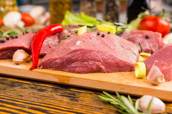 Close-up van rauw vlees met paprika — Stockfoto