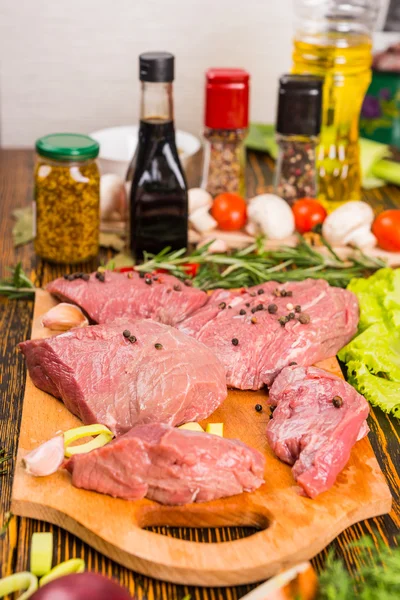 Gekruid rauw rood vlees met andere ingrediënten — Stockfoto