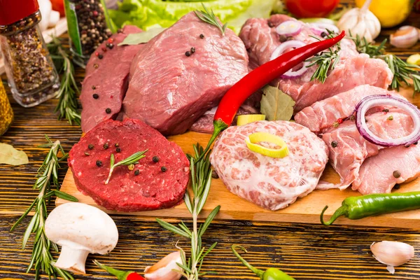 Overvol assortiment van verschillende vlees-en groenten — Stockfoto