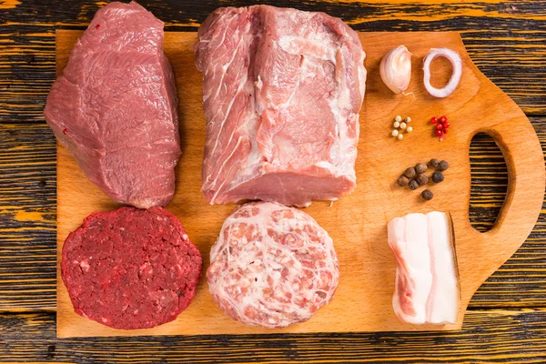 Snijplank met rauwe vlees stukjes — Stockfoto