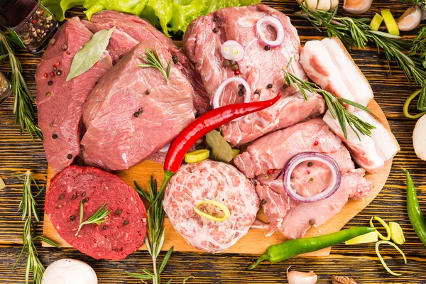 Grote stukjes vlees klaar om te koken — Stockfoto