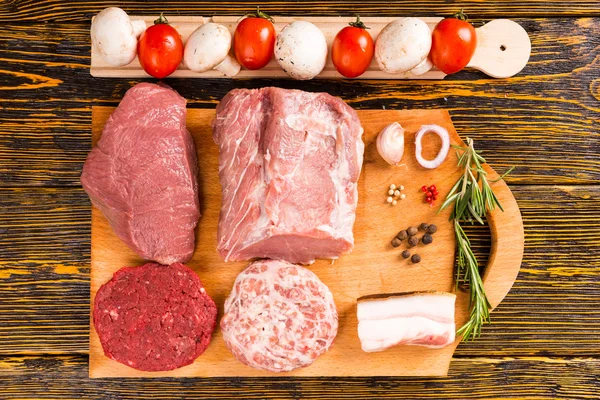 Top down weergave van bijpassende vlees op tafel — Stockfoto