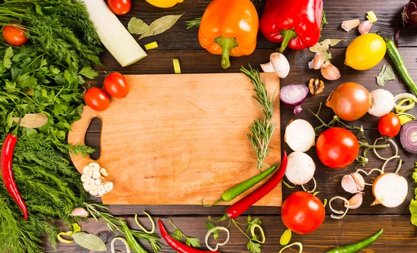 Tabla de cortar en blanco con varias verduras —  Fotos de Stock