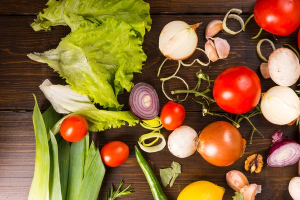 Buntes Gemüse auf Holztisch — Stockfoto
