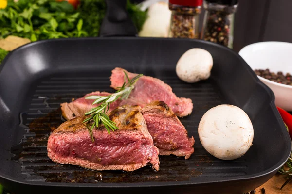 Rare Seasoned Beef Slices Sizzling in Hot Fry Pan — Stock Photo, Image