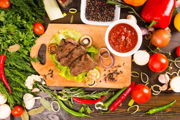 Trozos de Carne de Carne con Salsa y Verduras Frescas — Foto de Stock