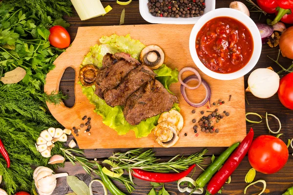 Gekookte stukjes rundvlees met salsa en kruiderijen — Stockfoto