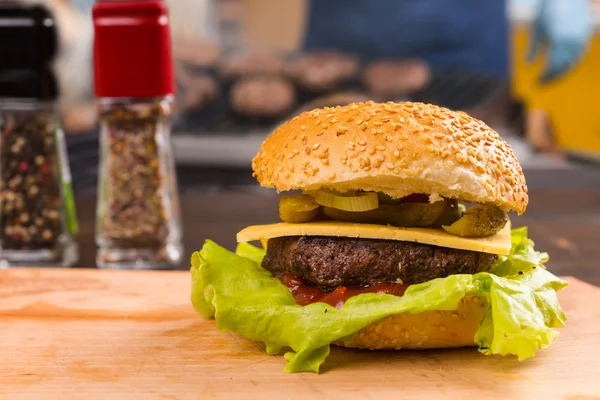 Grilovaný Hamburger se sýrem a čerstvým zálivky — Stock fotografie