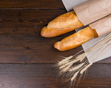 İki nefis ekmek somunları ve kurutulmuş buğday bitkiler