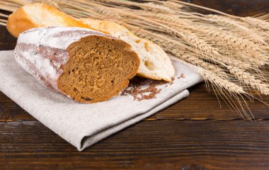 Dilimlenmiş taze çavdar ekmeği ve huysuz baget