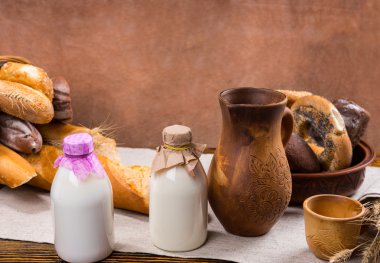 Süt, sürahi, bardak ve ekmek somunları