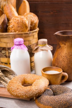 Taze susamlı simit ve süt kahvaltı için