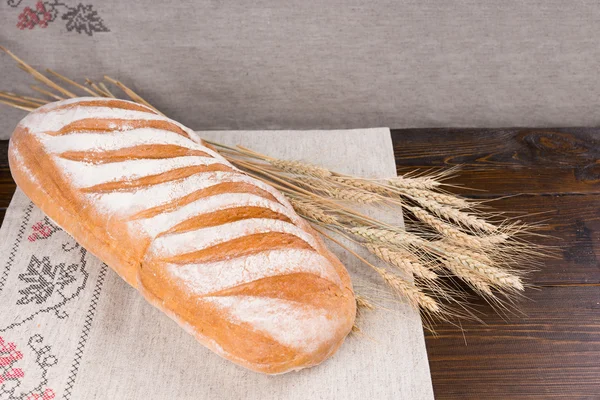 Finom baguette loaf és a búza szárak — Stock Fotó