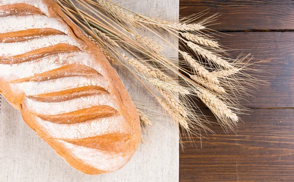 Finom fehér kenyér kenyér és a búza szárak — Stock Fotó