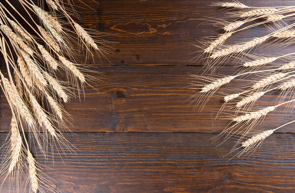 Естественная пшеница на фоне стола
