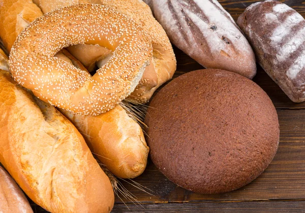 Conjunto de rosquillas, baguettes y panes —  Fotos de Stock