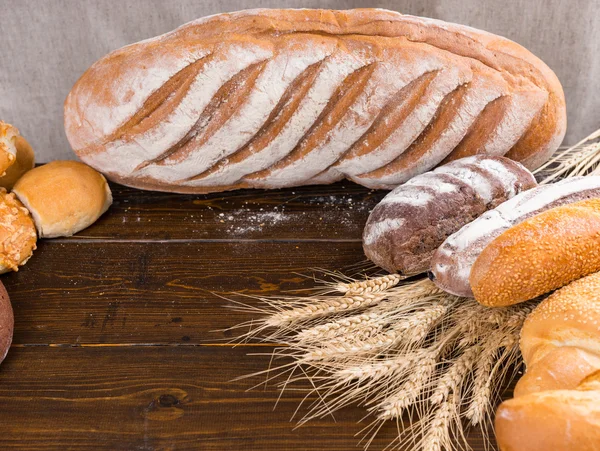 Ремесленные хлебы и стебли пшеницы — стоковое фото