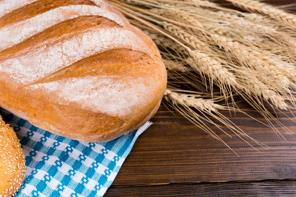 Свежий французский багет с пшеницей — стоковое фото