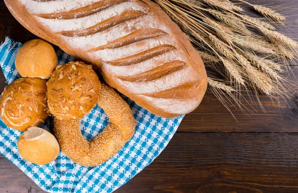 Свежие булочки и багет с пшеницей — стоковое фото