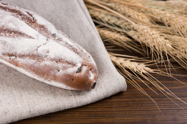 Багет из ржаного хлеба на ткани — стоковое фото