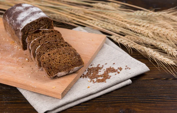 Rebanadas de pan de centeno en la tabla de cortar —  Fotos de Stock