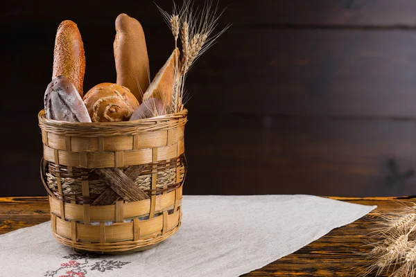 Cesta rústica de pan fresco surtido —  Fotos de Stock