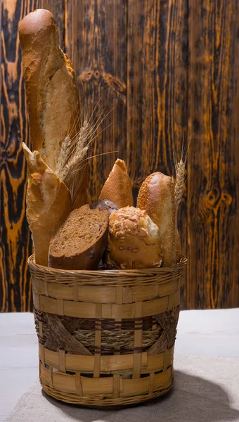 Разнообразие свежеиспеченного хлеба в корзине — стоковое фото