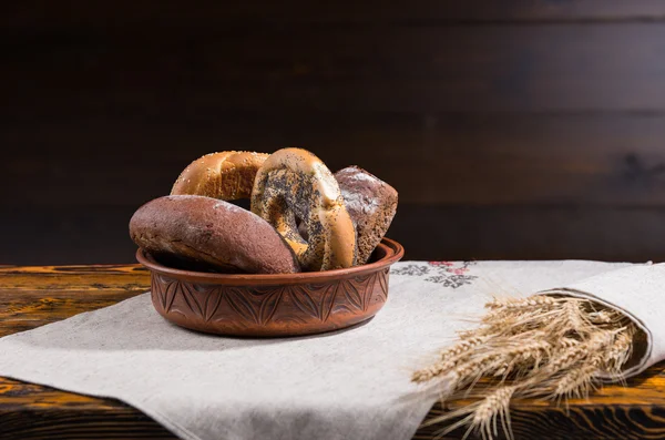 Чаша хлебных булочек и бубликов — стоковое фото