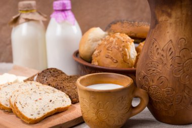 Taze süt ve ekmek sağlıklı bir atıştırma için