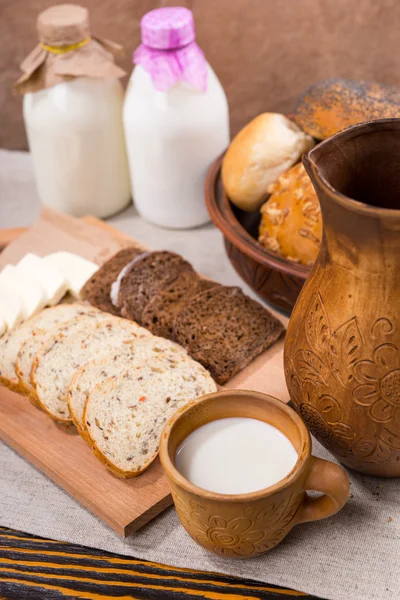 Lapte proaspăt, pâine integrală și brânză — Fotografie, imagine de stoc