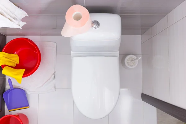 Вид зверху туалету з засобами для чищення — стокове фото
