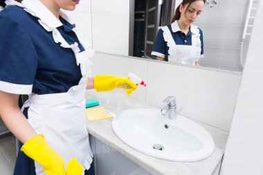 Bir lavabo püskürtme kahya