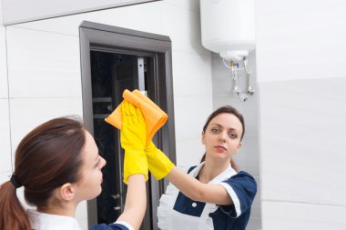 Hizmetçi banyo temizlerken Aynaya bakıyorum
