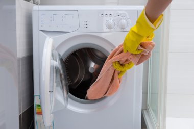 Havlu çamaşır makinesinden çekerek el