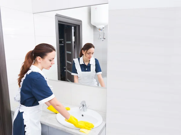 Housekeeping worker cleaning sink — Stock Photo, Image