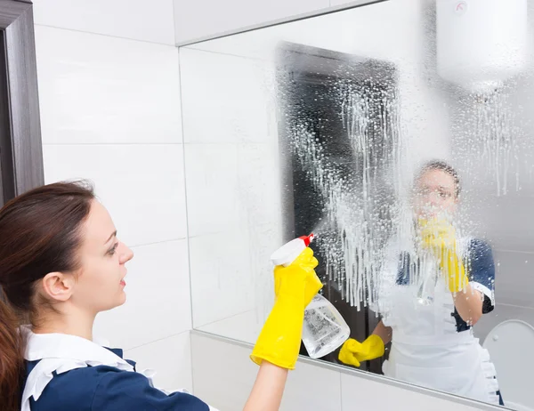 Housekeeper in a hotel servicing a bathroom — Stock Photo, Image