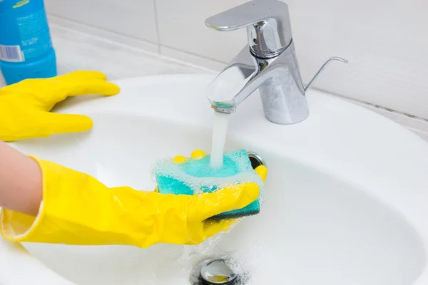 Ama de casa lavando el lavabo en el baño —  Fotos de Stock